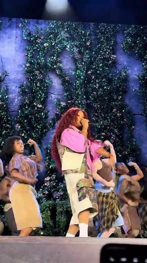 SZA's Grand National Tour Performance of 'Broken Clocks'