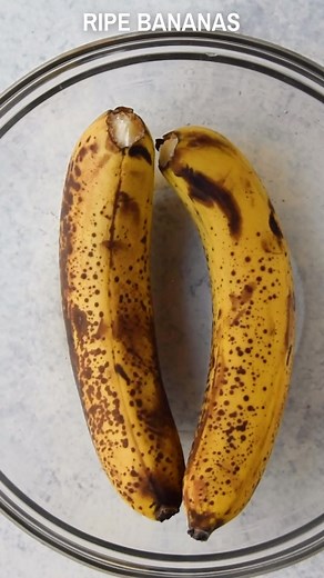 920K views · 2.5K reactions | 3-ingredient Healthy Banana Oatmeal Cookies-Ingredients: 2 very ripe bananas- 1 cup rolled oats- ¼ cup semi-sweet chocolate chips may use sugar-free or dairy-free——Bake at 400F for 12-15 mins | Healthy Fitness Meals | Facebook