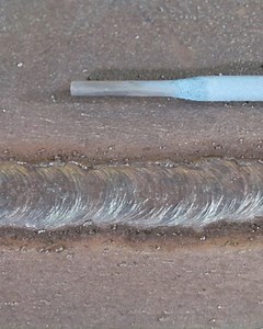 Do you already know the RC blue stick electrode? 🔵 It impresses with very good ignition and re-ignition properties and can be used in all positions - even with falling weld seams. Ideal for primed, rusted and galvanised sheet metal. The slag is easy to remove and reworking is kept to a minimum thanks to the medium spatter tendency. 💪 Whether for assembly, workshop or repair welding - the RC blue always delivers reliable and clean results. 💬 We are curious: When do you use this electrode? Shar