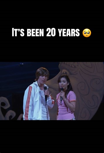 Breaking free- Troy & Gabriella Movie: High School Musical (2006) #foryoupage #highschoolmusical #early2000s #disney #throwback