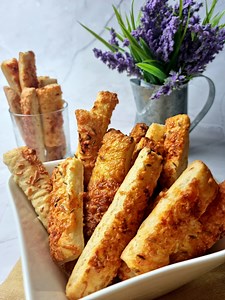 💥 Saratele cu cascaval si chimen | Nelipsite de pe masa de Craciun sau cea de anul nou🎄🎉| reteta mamei mele 🔄 Distribuie reteta cu prietenii tai pentru a o putea revedea mai tarziu‼️ ✔️Ingrediente: ● aluat: • 500g făină • 150ml lapte • 10 grame drojdie uscată • 1 linguriță zahar • 1 linguriță sare • 1 ou • 3 linguri smântână • 1 lingura untura • 200g unt • 50g cașcaval ● deasupra : • cașcaval • 1 ou • boia • sare • chimen . . . #saratele #traditional #trendingreels #trending #howto #foryou #