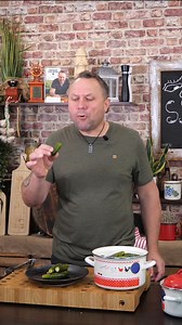 1.2M views · 22K reactions | Chrupiące ogórki małosolne składniki: 2 kg ogórków gruntowych 2 l zimnej wody 60g soli kamiennej niejodowanej 10 ząbków czosnku kawłek chrzanu pęczek kopru skórka od chleba | Tomasz Strzelczyk Oddaszfartucha YouTube | Facebook