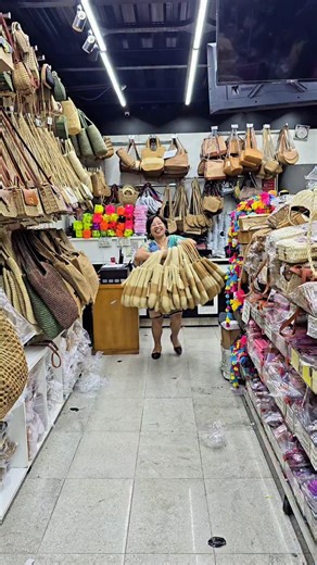 NEO BAZAR on Instagram: "NOVIDADEEEE!!!!! Bolsa Artesanal 2 Cores está por APENAS R$55,00 Atacado e R$65,00 Varejo. Medidas Aproximadas: Comprimento:32cm Largura:3cm Altura:39cm . 💟 ENDEREÇO: Rua Senhor dos Passos,229 💟ATACADO NA LOJA FÍSICA: a partir de 3 peças variadas somente em DINHEIRO💰!! 💟Nossa loja neobazar bolsas 💖 💟ENVIOS, LOCALIZAÇÃO, ENTREGA, HORÁRIOS etc estão disponíveis nos nossos DESTAQUES! ❤️❤️❤️ ***Todos os preços estão suscetíveis a alteração!!!! As cores das 