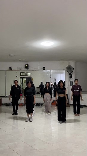 maaf ya kak baru belajar 5 menit.. #fyp #FYP #fypシ゚viral #sheesh #sheeshh #dance #tari