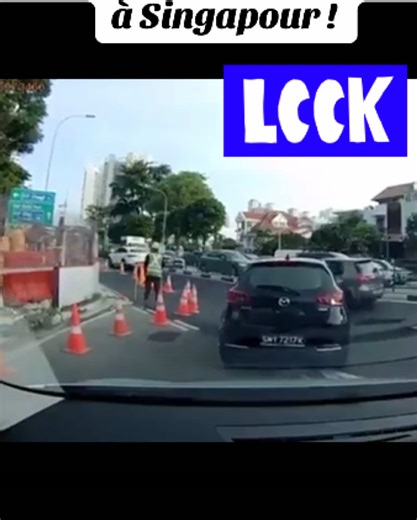Route en plein effondrement à Singapour ! Une portion de route en travaux s’est littéralement écroulée au moment où une voiture s’engageait. La scène a été capturée par une dashcam : on y voit un ouvrier faire signe de passer… juste avant que le sol ne s’affaisse. 😳 ➡️ Aucun blessé, mais un énorme coup de stress. Les autorités singapouriennes ont ouvert une enquête pour comprendre ce dysfonctionnement. 🎥 Vidéo repérée sur X – Crédit : @75seconds #singapour #effondrement #fail #route #dashcam