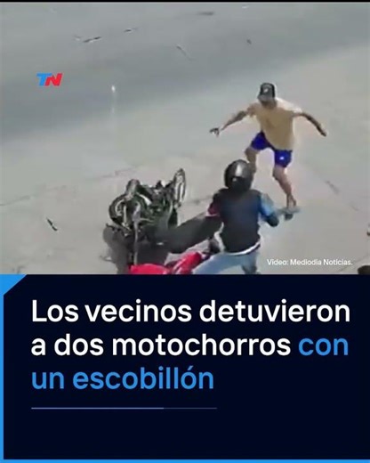 A ESCOBAZOS I Cansados de la inseguridad, detuvieron a dos motochorros que asaltaron a una mujer