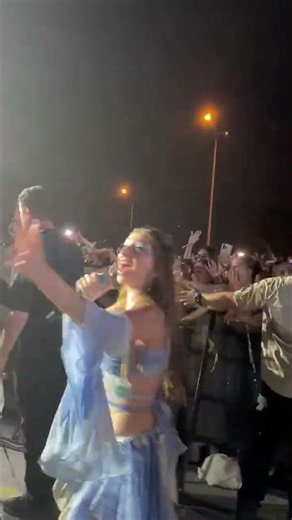 manifest seyircinin arasına giriyor