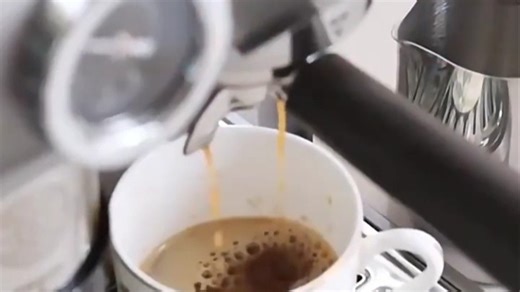半自动咖啡机Espresso Pro，精准控温 可调萃取压力，轻松制作意式浓缩。家用办公都适用，还原咖啡馆风味，提升每日仪式感。