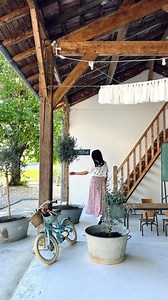 Jessica D’oliveira Villegas on Instagram: "Détourner des anciennes lessiveuses ou bassines en zinc en pot de fleurs 🤍 Voici quelques astuces … -Commencer par trouver de jolies bassines en zinc, il y en a plein sur @leboncoin au format souhaité. (Privilégier la seconde main, les pots de fleurs dans le commerce valent souvent une fortune et je trouve cela moins jolie) -Percer les bassines à plusieurs endroits cela évite que l’eau ne stagne trop. -Si la lessiveuse est de petite taille, privilégier