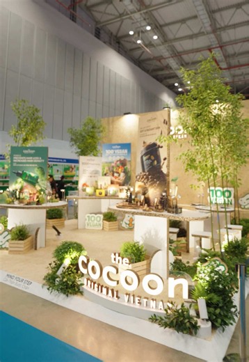 Không khí tại gian hàng Cocoon đang vô cùng sôi động với sự ghé thăm của đông đảo khách hàng và các đối tác trong nước, quốc tế. Nếu bạn chưa kịp ghé, Cocoon vẫn đang chờ bạn tại Hall A, Booth AB17! COCOON TẠI TRIỂN LÃM COSMOBEAUTÉ 2026 📅 23 - 25.07.2026 | 09:00 - 17:00 📍 Hall A, Booth AB17 Trung tâm Hội chợ & Triển lãm Sài Gòn (SECC), P. Tân Mỹ, TPHCM #Cocoon #Vegan #Vietbeauty2026 #CosmobeauteVietnam