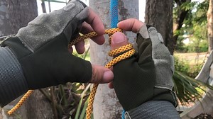 35K views · 220 reactions | How to tie Blake's Hitch - Simple and Detailed - Arborist Knots #knotshort | KNOT SHORT | Facebook