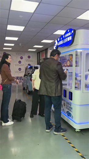 Welcome America clients visit RobotAnno!robot make heart latte art coffee and print client photo on it #robotcoffee #latteartcoffee #Annorobot #robotbarista #coffeeshop