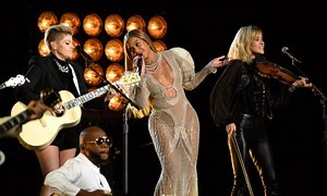 Surprise Beyoncé appearance at Country Music Awards – video