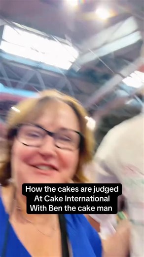 How is @cakeinternationalofficial competition judged with Ben the cake man #fyp #cake #cakedecorating #cakeshow #cakejudge | Tracey Mann Cakes