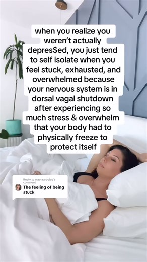 depression vs. functional freeze—here’s how to tell the difference 👇🏼 it can be challenging to distinguish whether you’re experiencing depression or if you’re in a state of functional freeze 🥹 functional freeze is a nervous system response to ongoing stress or past trauma, making you feel stuck, immobile, and overwhelmed 😮‍💨 you might be in functional freeze if you’re feeling: ✨ a sense of numbness or disconnection ✨ doing tasks on autopilot without feeling present ✨ difficulty making decis