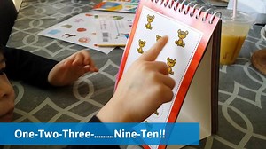 誠意推介呢款加減數Flip Flap Fun, 用來教 "剛學懂Counting, 進入簡單加減數" 階段既小朋友! 近期我同阿囡最常玩, 佢現在四歲, 暫時識得加到20! 😁😁 我地沒刻意教佢, 當係同佢玩 "遊戲題", 比起做Workbook 學得更快! (y) 佢真係學得好Enjoy 喎~~ (你睇佢片中第29秒, 邊學邊笑, 作為媽媽, 我已經非常滿足 ☺☺) - 我自己覺得Flip Flap 比 Flash Card 更好用! 一來好似個 Stand 咁, 唔洗自己拿著張咭咁攰!! 😂 二來D 咭 唔洗 "散修修" 比阿女整唔見晒; 玩完又唔洗執番D 咭, 因為佢係 "一本本" 的 😂😂😂 (哈哈!) 一頁題目, 轉背面是答案 (請看片) 呢款以 "圖示" 教學模式, 對啱啱開始學加減數既小朋友最為有效. (例如: 5隻熊仔, 5隻熊仔 係幾多?) 有圖示真係易明好多. 啱初學者!! 大家不彷透過遊戲親子時間, 讓小朋友輕鬆學習!! 如家中有多過一位小朋友, 仲可以當 "遊戲題", 然後鬥快計數舉手作答, 或學習 Take Turns 輪流作答亦可. 大家都可以邊