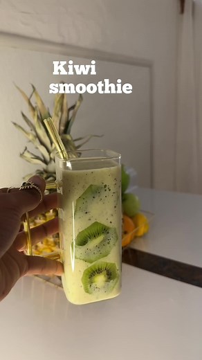 Try this healthy, simple and refreshing kiwi smoothie with just 3 ingredients: kiwi, banana and milk. #kiwi #kiwismoothie #greensmoothie #healthyrecipes #viraltiktok #foodtiktok #smoothie #cleaneating #healthyrecipes #smoothies #kiwi🥝