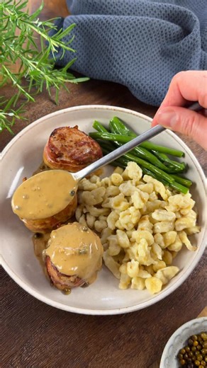 Nadine Moll on Instagram: "Schweinefilet-Medaillons mit Pfefferrahmsauce und Spätzle 📌 Rezept zum Speichern Hey Foodies, diese Schweinefilet-Medaillons im Bacon-Mantel mit cremiger Pfefferrahmsauce sind einfach ein Traum – perfekt für die Feiertage oder wenn’s mal wieder richtig soulfoodig sein soll! Dazu gibt’s selbstgemachte (oder gekaufte 😉) Spätzle – einfach himmlisch! 🧡 NEU: Mein erstes Kochbuch ist da! 📖 Jetzt bestellen unter [www.foodwerk.shop] l💛Mit 80 leckeren, einfachen Rezepten,