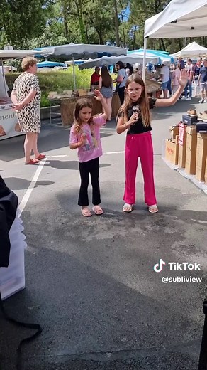 La Danse des Pingouins: Spectacle de Danse sur le Marché