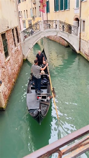 39K views · 1.6K reactions | Only in Venice do you stumble on an unexpected concert from a gondola! How beautiful! ❤️ | Lisa Robertson | Facebook