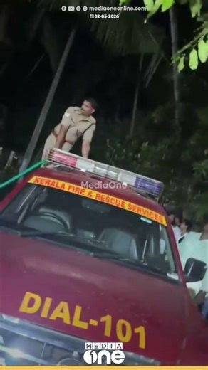 കല്യാണവീട്ടിൽ പടക്കം പൊട്ടിച്ചതിനെ തുടർന്ന് തെങ്ങിന് തീപിടിച്ചു. ഓടിയെത്തി തീയണച്ച് ഫയർഫോഴ്സ്
