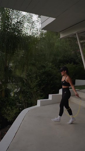 Keeping it simple. using beaded rope @rea.jumprope or visit www.rea.fitness Wearing @doyoueven code ‘rhea’ #skipping #skippingrope #jumpingrope #footwork #jumprope #jumpropetricks | rhea.rri