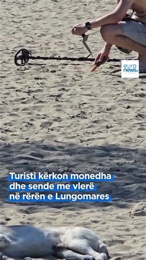 Turisti kërkon monedha dhe sende me vlerë në rërën e Lungomares