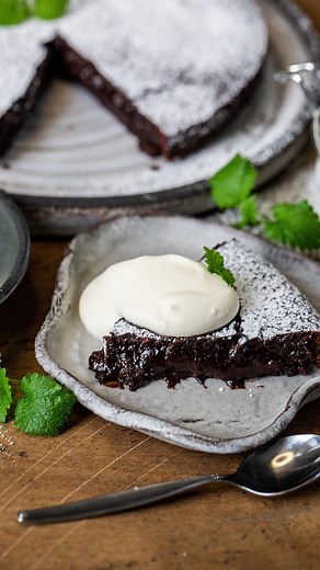 sweden.se on Instagram: "Now is your chance to bake the most delicious Swedish sticky chocolate cake. 🇸🇪🍫 Just follow the recipe by cookbook writer and blogger Fredrik from @fredriksfika !👨‍🍳 Ingredients: 200 g butter 270g caster sugar 60g cocoa powder 1/2 teaspoon salt 3 eggs 90g all purpose flour How to: 1. Set the oven to 175 degrees Celsius or 350 Fahrenheit. Fasten a baking sheet paper to the bottom of a cake tin about 20 cm or 8 inches in diameter, grease the edges with butter and "fl