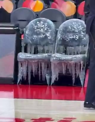 It’s crazy how famous Drake is. This guy can make 2 chairs that he isn’t sitting in go viral 🤣🤣🤣