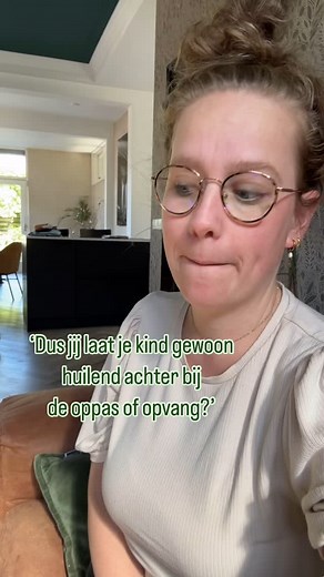 Romy Raaijman • Kinder- opvoedcoach & onderwijsbegeleider on Instagram: "Toen ik onze peuter vanmiddag bij opa en oma bracht, begon hij sinds lange tijd weer te huilen toen ik vertrok. En heel eerlijk? Dat vond ik niet zo gek, want als je 3,5 week iedere dag met je ouders bent geweest, dan is het ook best moeilijk om daar afscheid van te nemen. Dus stapte ik op de fiets terwijl hij nog aan het huilen was bij oma? Ja! Voel ik mij daar schuldig over? Dat heb ik heel lang gedaan, maar nu niet meer.