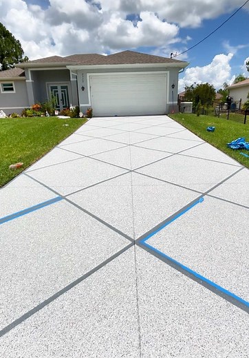 Llevando los driveway de epoxy flake a otro nivel con diseños personalizados. Somos Epoxy 239 disponible en todo el Sur de Florida . #epoxy239 #garageepoxy #epoxyflake #epoxy #graciasdios #miami #garageflake #garage #concretodriveway