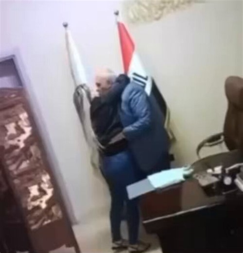 الرجال طلع متقاعد (المهندس اياد حسين الجوهر) صار أكثر من سنتين بسبب الحادثة، وتم نقل الموظفة إلى مكان آخر حسب اللجنة التحقيقية التي تشكلت حينها.السؤال: شنو الغرض من نشره الآن؟ شنو اللي يريدون يخلّون الناس تنساه؟