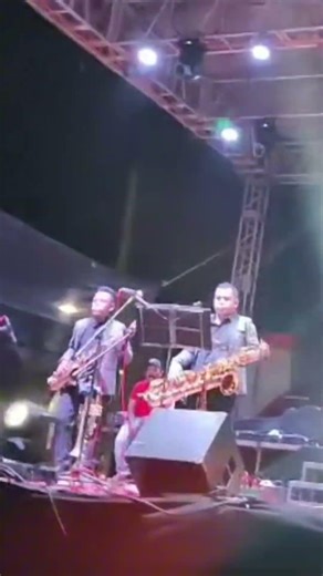 ¡Súbele el volumen! 🔊 Los maestros del escenario en acción. 🎷✨