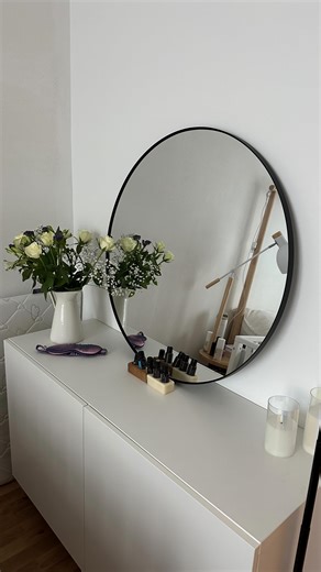 Olga Michalski on Instagram: "Es sind immer die gleichen drei Dinge, die darüber entscheiden, wie stark du in der Schwangerschaft zunimmst – und nein, es ist kein Zufall. 🌸 🤎 1. Deine Kalorienzufuhr Viele unterschätzen, wie wenig der tatsächliche Mehrbedarf in der Schwangerschaft ist. In den meisten Fällen liegt er bei gerade einmal 200–300 kcal am Tag – das entspricht einem kleinen Joghurt mit Früchten oder einer Scheibe Brot. Mehr nicht. Das bedeutet nicht, dass du hungern sollst, sondern da