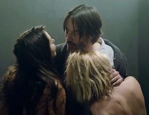 Ana de Armas seduce y martiriza a Keanu Reeves en el nuevo tráiler de 'Knock, knock'