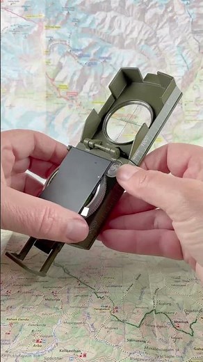 Así es una brújula lensática con inclinómetro