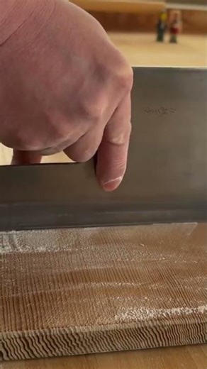 cut the flour dough into thin pieces to make noodles that can accompany dishes