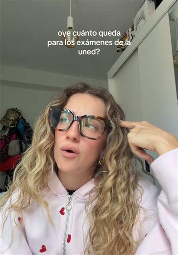 tranqui, no estás solx🤓✨ a todos nos ha pillado el toro para alguna asignatura en estos exámenes… (o para todas) 🥲🤦🏼‍♀️ yo en estos casos sigo este método de estudio: 🎙️escucho un podcast de cada tema (suelen durar 10 min) 📝hago un mapa mental para dividir el temario en mi cabeza (15 min) 🧑🏼‍🏫me pongo a hacer test con las mismas preguntas que va a tener el examen y restando los fallos, todo tal cual el examen (20 min) si todavía quieres ahorrar más tiempo: búscate una web de estudio que