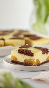 Mit diesem Rezept wird aus dem beliebten Klassiker ganz einfach ein österlicher Käsekuchen vom Blech mit Aprikosen und niedlicher Osterdeko. 🐇🍰💐 Zum Rezept: https://www.oetker.de/rezepte/r/oster-zupfkuchen | Dr. Oetker Deutschland