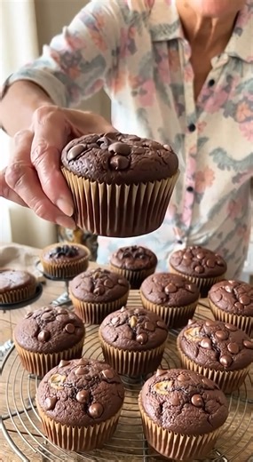 🧁🍌 Grandma’s 15-second Recipe: Gluten-Free Chocolate Banana Cupcakes | Grandma & Ah Hu 🐯 A healthier chocolate cupcake fix with minimal effort. Naturally sweet from ripe bananas, gluten-free, and moist inside. ⏰ Time Guide • Prep: 10 mins • Bake: 15–20 mins • Total: About 30 mins 🍽 Servings • About 8–10 cupcakes 🧾 Ingredients • 2–3 ripe bananas (spotty for best sweetness) • 2 large eggs • 1/3–1/4 cup cocoa powder • 1–1.5 cups almond flour (adjust by batter thickness) • 1 tsp baking powder •