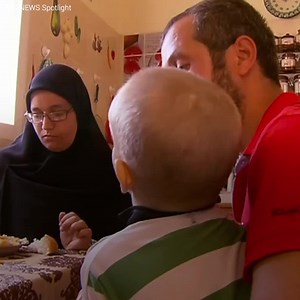 Yahya was born with a terrible malformation that put his life at risk and the worst happened: there was no cure. However, his case went viral and reached the eyes of Fatima, who felt an inexplicable connection and strength when she saw his face. This work of fate could become a little angel’s salvation. | Hallelujah