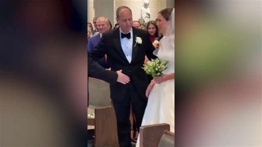 Groom's nervous handshake at altar makes bride laugh | Happily TV