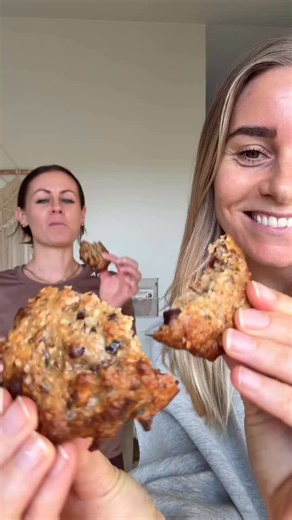 Hudvenlige chokolade cookies 🍪🍫 En snack til den søde tand eller til farten 😘 De bliver sådan lidt cookie-kage-müsli-agtige og vi synes selv de er godkendt! Du skal bruge: 1,5 dl havregryn 1 dl mandler Disse blendes til mel i en foodprocessor 2 spsk peanut butter 1/2 dl pistacie nødder (hakket) 2 spsk græskarkerner 1 spsk hærfrø kerner 1 øko æg 4 spsk Honning 1/2 tsk havsalt 10 dadler (uden kerner) 1 spsk oliven olie 35 gram chokolade (hakket) Bages på 180 grader alm ovn i 12 -14 minutter til