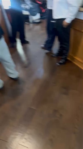 🥹Keldon est Sixth Man of the Year.Drafté en 2019, après des premières saisons prometteuses il sera propulsé franchise player en 2022 après la grosse blessure de Devin Vassell et va tourner à 22 points par match. Sauf qu'un jour, malgré tout ça, Pop va le prendre en entre 4 yeux pour lui dire qu'il serait mieux pour l'équipe qu'il sorte du banc. Il n'a pas compris, lui qui a toujours tout donner pour l'équipe et qui a été le leader de la reconstruction pendant un temps devait laisser sa place au