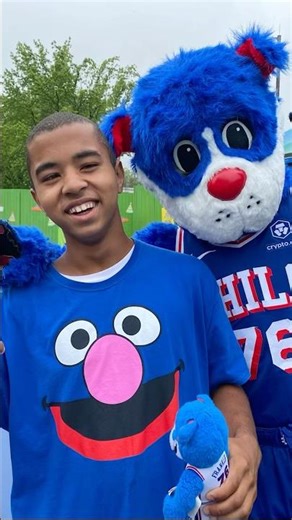 Meeting The Philadelphia 76ers' Mascot Franklin the Dog at Sesame Place PA #76ers