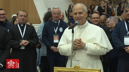 Este domingo, el Aula Pablo VI del Vaticano se transformó en un enorme comedor comunitario, donde el Papa León XIV almorzó junto a 1.300 personas asistidas por Cáritas Italia y otras instituciones sociales. La jornada, que coincidió con la Jornada Mundial de los Pobres, buscó celebrar la fraternidad y la esperanza compartida alrededor de la mesa. #PapaLeónXIV #pobres #Jornadamundialpobres #almuerzo #PapaFrancisco | Vatican News