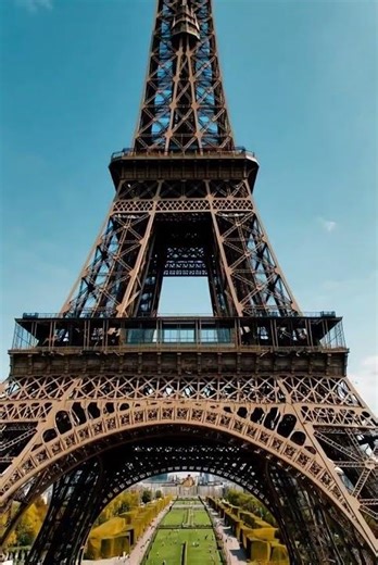 A view of the eiffel tower