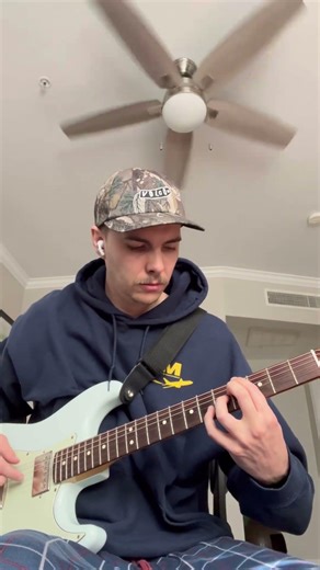 “Blue Bossa” Learning easy jazz songs on guitar. Day 1