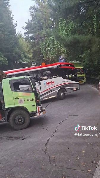 Hampir Terjadi Crash Antara Bus MPM