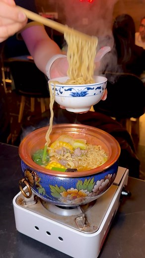 71K views · 898 reactions | Baos, Tacos Japoneses, Mini Hotpots, Ramen y mucho más en mi cena en @mitsuha.madrid un pequeño Restaurante en Nuñez de Balboa (Madrid) donde probé todos los platos que veis en el video. Elecciones obligatorias por si vais: La Box (muy completa y variada) y el Minihotpot de Ternera, preparado en mesa, es todo un vicio 襤 #asiatico #comidaasiatica #restaurantesmadrid #restaurantes #comerenmadrid | Cenando con Pablo | Facebook